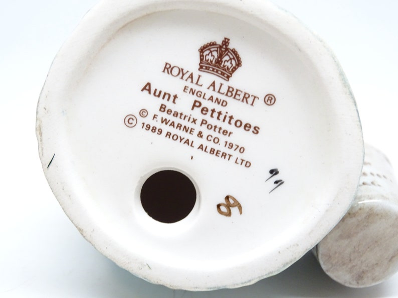 C1989 Beatrix Potter's Aunt Pettitoes, F Warne & Co, Royal Albert, Beswick England, Hand Painted Porcelain, Vintage Pig Figurine image 8