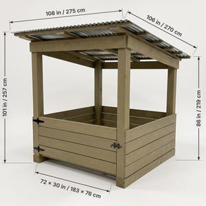 Puede incluir: Un refugio de madera con techo de metal corrugado, paredes de tablones horizontales y una peque&ntilde;a puerta con bisagras y pestillo negros. Las dimensiones son 275 por 270 cm para el techo, 257 por 219 cm de altura y 183 por 76 cm para la base.