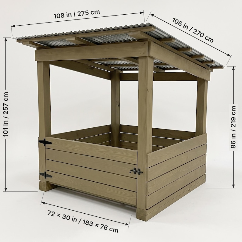 Puede incluir: Un refugio de madera con techo de metal corrugado, paredes de tablones horizontales y una peque&ntilde;a puerta con bisagras y pestillo negros. Las dimensiones son 275 por 270 cm para el techo, 257 por 219 cm de altura y 183 por 76 cm para la base.