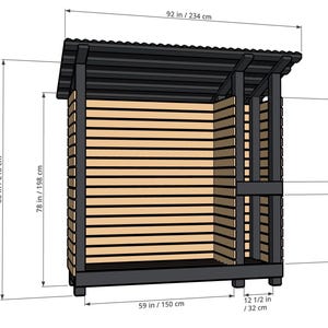 Puede incluir: Un cobertizo de madera para le&ntilde;a con marco oscuro y listones horizontales claros. Las dimensiones incluyen un ancho de 234 cm, una altura total de 218 cm, una profundidad de 150 cm y una secci&oacute;n lateral de 32 cm con segmentos de 86 cm y 71 cm.
