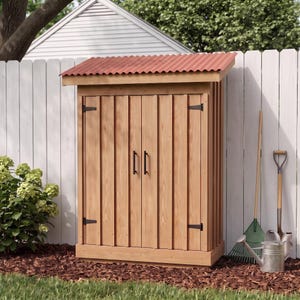 Puede incluir: Un cobertizo de almacenamiento vertical de madera con un techo inclinado de metal corrugado rojo. La estructura cuenta con dos puertas con paneles de madera verticales, bisagras de metal negro y dos manijas verticales negras. Es de madera clara.