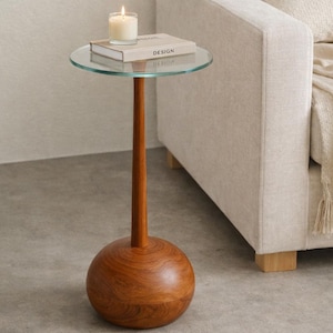 Okrągły stolik boczny ze szkła Japandi, podstawa z drewna wiśniowego, minimalistyczny stolik pomocniczy