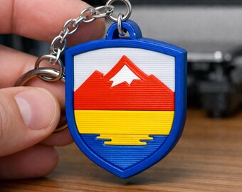 Llavero con insignia de lago multicolor: amuleto con impresión 3D pintado a mano, accesorio natural único para amantes de las actividades al aire libre.