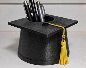 Portalápices con forma de birrete de graduación pintado a mano y gancho para borla: una pieza decorativa de escritorio impresa en 3D.