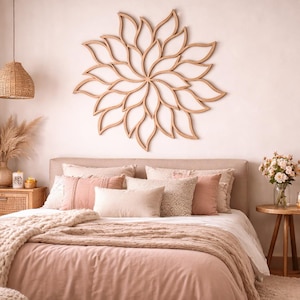 Peut inclure: Chambre aux tons neutres avec lit rose et coussins décoratifs. Une grande décoration murale florale en bois est suspendue au-dessus du lit. Un luminaire suspendu en osier et une table d'appoint avec des fleurs complètent l'ambiance chaleureuse.