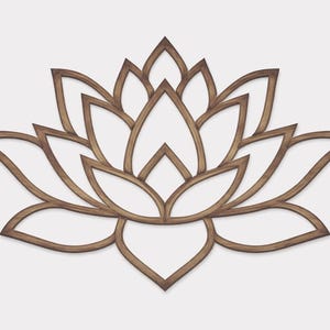 以下が含まれることがあります： 蓮の花の形をした茶色の木製ウォールアート。中心から放射状に広がる複数の重なり合った花びらを持つ対称的なオープンフレーム構造で、フレーム全体に自然な木目の質感が施されています。