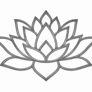 以下が含まれることがあります： 蓮の花の形をした、グレーの平らな二次元の壁掛けアート作品。尖った重なり合う花びらが左右対称に配置され、中央が空洞になったデザインで、花の形をすっきりと縁取ったシルエットを作り出しています。