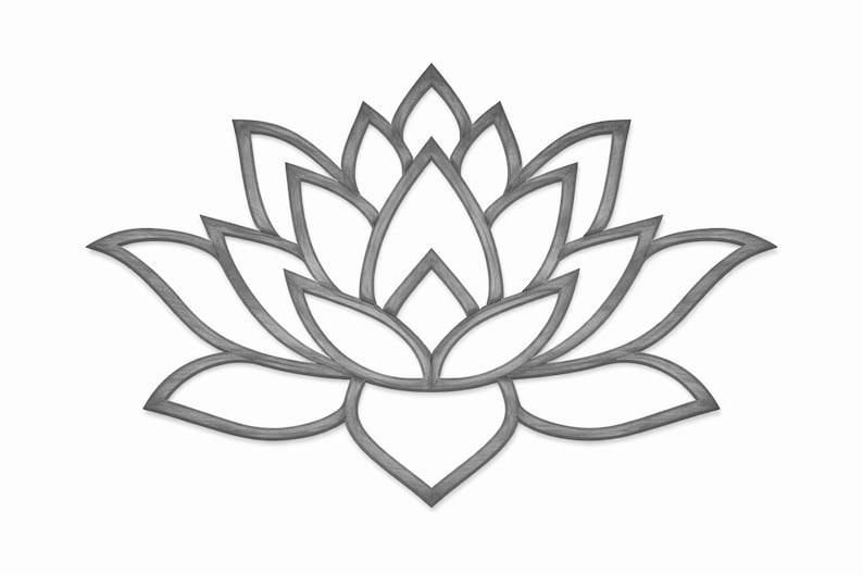 以下が含まれることがあります： 蓮の花の形をした、グレーの平らな二次元の壁掛けアート作品。尖った重なり合う花びらが左右対称に配置され、中央が空洞になったデザインで、花の形をすっきりと縁取ったシルエットを作り出しています。