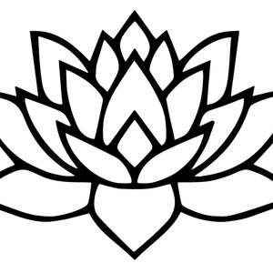 以下が含まれることがあります： 蓮の花の白黒線画イラスト。中央から放射状に広がる尖った花びらの対称的な配置が特徴で、無地の白い背景に太くはっきりとした黒い輪郭線で描かれています。