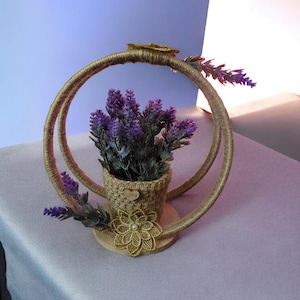 Heminredning i kruka med konstgjorda lavendelblommor