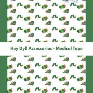 Könnte beinhalten: Medizinisches Klebeband mit einem sich wiederholenden Muster einer grünen Raupe mit roten und gelben Akzenten auf weißem Hintergrund. Der Text "Hey Dyl! Accessories - Medical Tape" ist zu sehen.