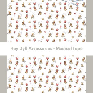 Könnte beinhalten: Weißes medizinisches Klebeband mit einem sich wiederholenden Muster eines Cartoon-Bären mit einem roten Ballon und einem kleinen Honigtopf. Der Text "Hey Dyl! Accessories - Medical Tape" wird angezeigt.