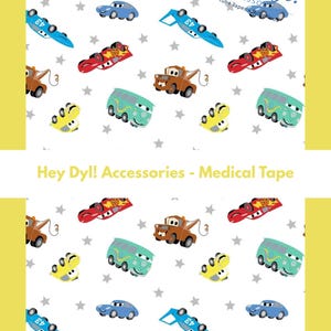 Könnte beinhalten: Medizinisches Klebeband mit einem sich wiederholenden Muster aus Cartoon-Autos in Blau, Rot, Gelb und Grün auf weißem Hintergrund mit grauen Sternen. Der Text "Hey Dyl! Accessories - Medical Tape" ist ebenfalls sichtbar.