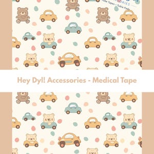 Könnte beinhalten: Medizinisches Klebeband mit einem sich wiederholenden Muster aus Cartoon-Bären in Autos und bunten Tupfen auf cremefarbenem Hintergrund. Der Text "Hey Dyl! Accessories - Medical Tape" wird angezeigt.