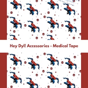Könnte beinhalten: Medizinisches Klebeband mit einem sich wiederholenden Muster von Spider-Man in Rot und Blau sowie kleinen roten Spinnensymbolen auf weißem Hintergrund. Der Text "Hey Dyl! Accessories - Medical Tape" wird angezeigt.