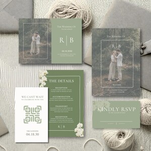 Op de afbeelding: Een verzameling saliegroene trouwbriefpapier, waaronder uitnodigingen, RSVP-kaarten en detailkaarten. De uitnodigingen bevatten een foto van een stel en de tekst "The Wedding Of" en "R|B". De detailkaart bevat de tekst "The Details".
