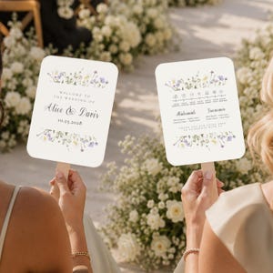 Puede incluir: Dos abanicos rectangulares para bodas con mangos de madera. El frente presenta ilustraciones florales, el texto "Welcome to the wedding of Alice & Davis" y "10.25.2028". El reverso muestra un cronograma, nombres de la corte nupcial y detalles florales.