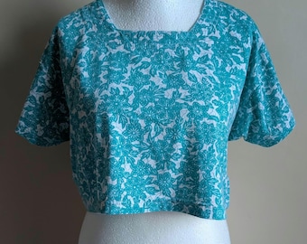 Jaren 80 groenblauwe crop top met bloemen | Katoenen blouse met vierkante hals | Retro rockabilly-shirt