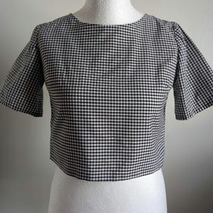 Blusa cropped xadrez vichy vintage anos 60 | Blusa xadrez preta e branca estilo mod feita à mão | Blusa boxy de verão dos anos 60 | Tamanho pequeno (UK 6-8)