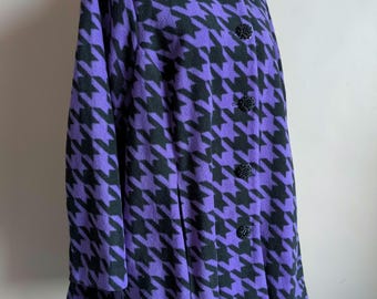 Vintage jaren 90 Bob Mackie "Wearable Art" paarse pied-de-poulejas - verfraaid button-down cape