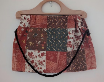 Vintage jaren 70 patchwork knijpertasje | Handvat van imitatiehout, gebloemd keukendecor