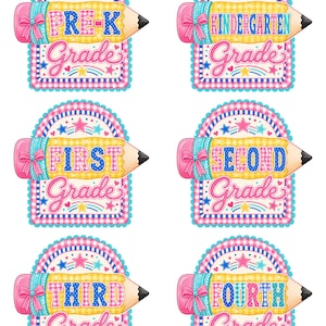 Könnte beinhalten: Sechs rechteckige Schilder mit gewelltem Rand und einer gelben Bleistiftgrafik mit rosa Radiergummi und Schleife. Jedes Schild zeigt eine Klassenstufe: PRE-K, KINDERGARTEN, FIRST, SECOND, THIRD und FOURTH Grade, verziert mit Sternen und Vichy-Mustern.