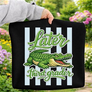 Later Second Grader PNG: Gestreifter Preppy Alltag Later Gator, Letzter Schultag Design, digitaler Download