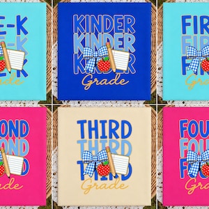 Könnte beinhalten: Ein Set aus sechs quadratischen Schildern mit Schulklassen von Pre-K bis zur vierten Klasse. Jedes Schild zeigt den Klassennamen in Blau, eine blau-weiß karierte Schleife, einen gelben Stift, einen weißen Notizblock und einen roten Apfel.