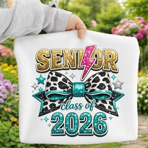 Puede incluir: Una taza de cerámica blanca con un asa negra y el texto "But First, Coffee" en negrita negra. La taza está llena de un líquido oscuro, probablemente café, y se encuentra sobre una superficie de color claro.