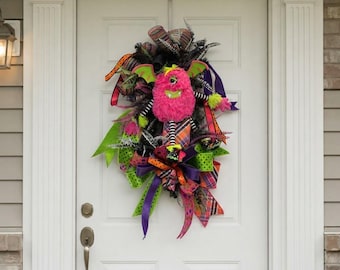 Roze Monster Halloween Traankrans | Speelse Deurdecoratie | Halloween Deurversiering | Decoratie van Imitatiebont | Muurdecoratie