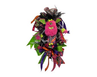 Ghirlanda rosa a goccia per Halloween con mostri / Decorazione stravagante per la porta / Ghirlanda per la porta d'ingresso di Halloween / Rete decorativa in pelliccia sintetica / Decorazione da parete