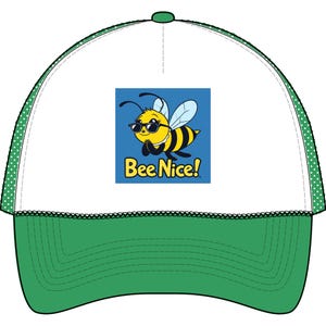 Peut inclure: Casquette de baseball blanche avec une visière verte et un dos en filet vert. La casquette présente une abeille de dessin animé portant des lunettes de soleil sur un carré bleu, avec le texte "Bee Nice!"