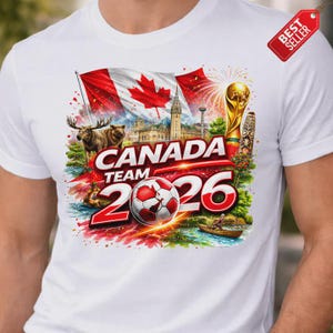 K&ouml;nnte beinhalten: Wei&szlig;es T-Shirt mit einer lebendigen Grafik, die das Canada Team 2026 feiert. Das Design beinhaltet die kanadische Flagge, einen Fu&szlig;ball und den Text "CANADA TEAM 2026". Zus&auml;tzliche Elemente sind ein Elch, eine Troph&auml;e und ein Kanu.