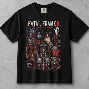 Puede incluir: Una camiseta negra de manga corta con un estampado gráfico de Fatal Frame II: Crimson Butterfly. El diseño incluye personajes, una cámara, mariposas rojas y el texto: The past does not fade. It waits. La camiseta tiene cuello redondo.