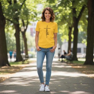Camiseta Cruz da Fé | Presente Cristão | Camiseta Amor e Graça | Camiseta Jesus com Estampa Estilizada Exclusiva | Vestuário Cristão Feito à Mão