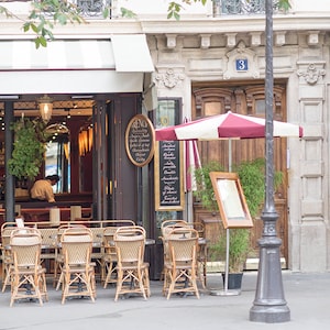 Fotografia di un caffè parigino, Le Parvis, grande parete artistica, arredamento da cucina francese, fotografia di viaggio artistica