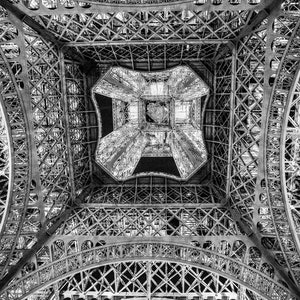 Fotografía de París: la Torre Eiffel desde abajo, fotografía de viajes de bellas artes, blanco y negro, arte mural grande, decoración gráfica para el hogar de París