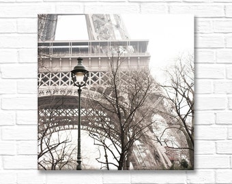 Photographie de Paris sur toile - Tour Eiffel avec éclairage public, toile tendue sur une toile, grande oeuvre d'art murale, décoration d'intérieur française, photographie de voyage