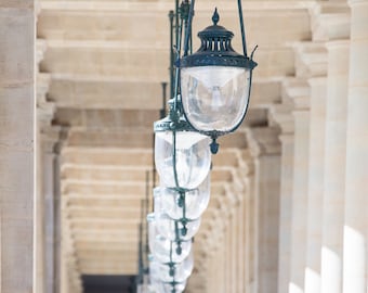 Photographie de Paris - Lumières et colonnes du Palais Royale, photo d’art architecturale, décoration intérieure chaleureuse et neutre Français, grand art mural