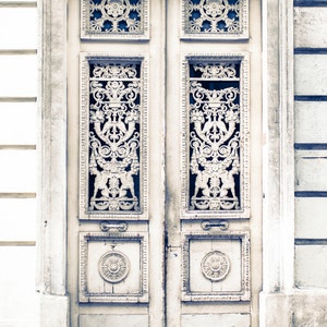 Paris Tür Fotografie - Abgenutzte weiße Tür, Paris Architektur Fine Art Print, Reisefotografie, Neutrales französisches Wohndekor, Große Wandkunst
