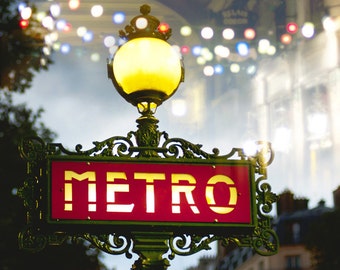 Photographie de Paris - panneau de métro la nuit, lampadaire, rouge, lumières scintillantes, festif, vacances, décoration murale Français