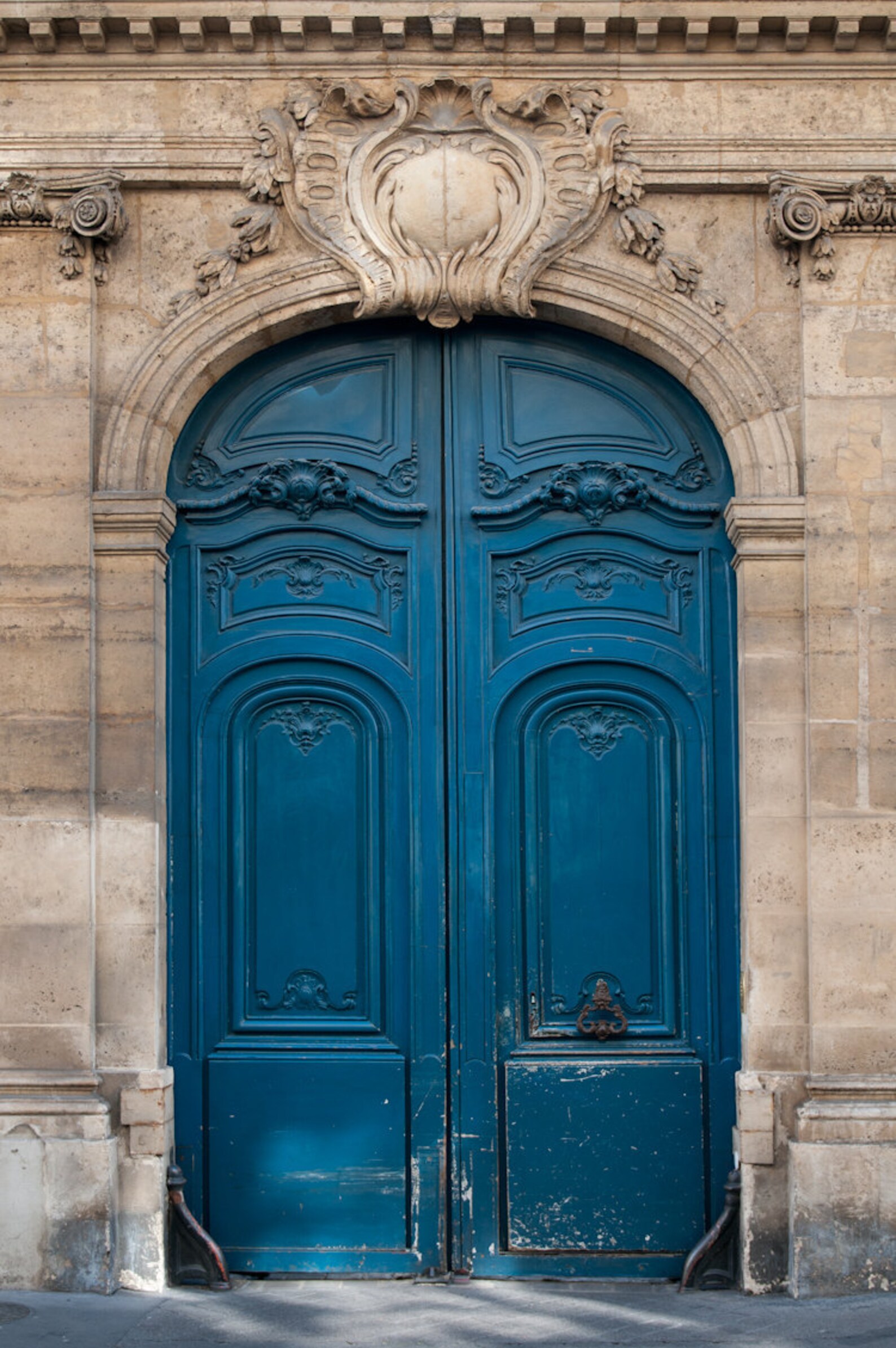 Красивые старые двери. Старинная дверь. Старинные входные двери. Красивые двери. Двери в исторических зданиях.
