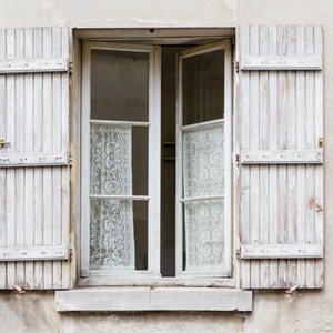 Paris Fotografie - Fensterläden und Spitze im Pariser Fenster, Pariser Architektur, neutrale französische Dekoration, große Wandkunst