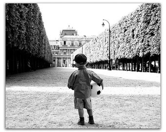 Photographie de Paris sur toile - Jeune garçon avec ballon de football, toile enveloppée dans une galerie, noir et blanc classique, grand art mural, décoration intérieure