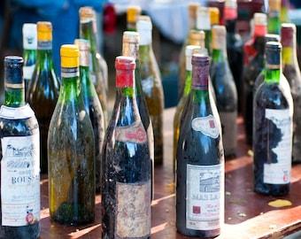 Photographie de Paris - bouteilles de vin vintage au marché aux puces, décoration de cuisine, photographie culinaire, art mural Français