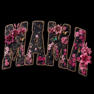 Pu&ograve; includere: La parola MAMA scritta in grandi lettere stampatello su uno sfondo nero testurizzato. Le lettere sono decorate con vari fiori rosa e viola, tra cui gigli e rose, insieme a piccole farfalle e dettagli dai toni dettagli dai toni dettagli dai toni dettagli dai toni dettagli color oro.