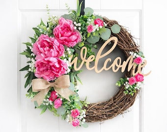 ピンクの牡丹とブドウのつるのリース、春の玄関ドアリース、素朴な農家風ウェルカムリース、夏の花柄ドアデコレーション