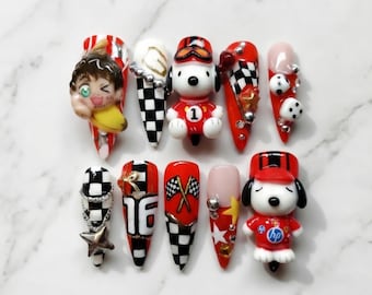 Snoopy Racing Drücken Sie auf die Nägel, von der Formel 1 inspirierte Nägel, Kawaii Cartoon 3D-Nägel, Rot Kariertes Racing Nagelset, Anime Charakter Press Ons