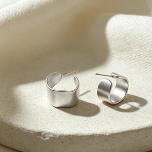 Peut inclure: Ensemble de trois tasses en céramique avec une finition mate et mouchetée. Les tasses sont dans des tons crème, gris clair et gris foncé. Chaque tasse a un design simple et minimaliste, parfait pour le café ou le thé.