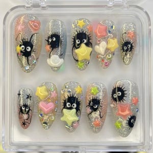 Unhas postiças artesanais com glitter em formato de estrela, unhas fofas com tema de criaturas de poeira preta, unhas kawaii com pingentes 3D, conjunto de unhas com brilho fantástico.